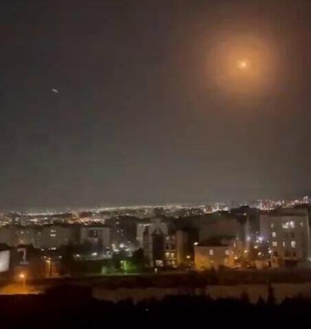 תיעוד של ההגנה האווירית פועלת במערב טהרן