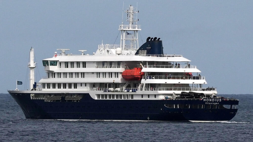 Круизный лайнер MV Hondius (Фото: AP Photo/Misper Apawu) הספינה MV Hondius שבה חולים מתו מנגיף הנטה