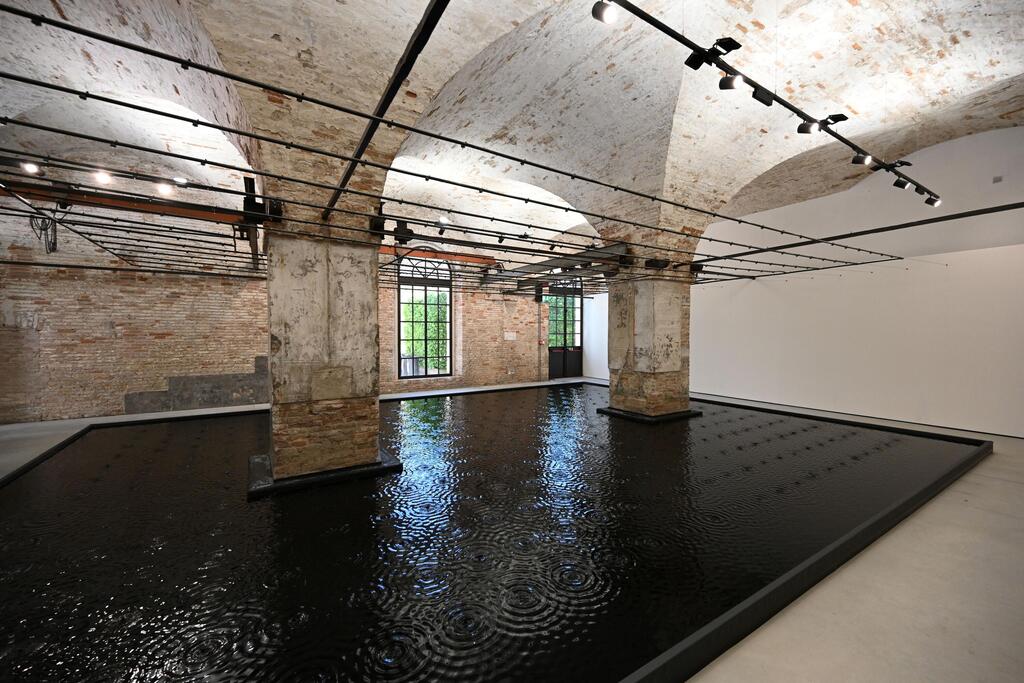 Black water and cyclical dripping (Photo: Warhaftig Venezian) שושנת האין, בלו-סימיון פיינרו, ביאנלה ונציה