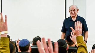 נתניהו עם מתגייסים חרדים. חושש שהעברת החוק תעלה לו בבחירות | צילום: איתי בית און, לע"מ