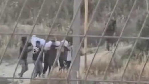 בנוכחות חיילים: פלסטינים אולצו להוציא גופה מקבר