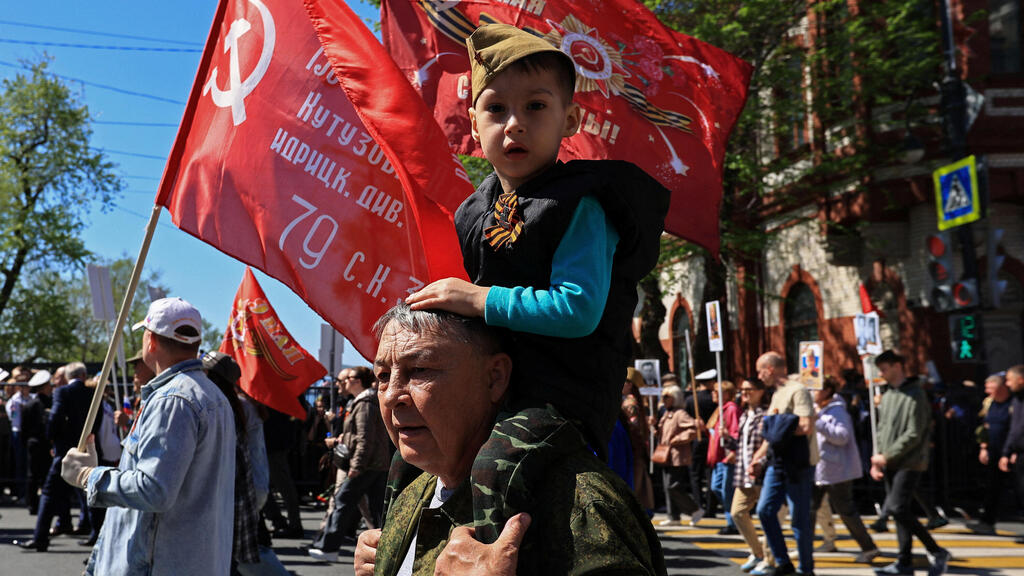 Население в России празднует День победы (Фото: REUTERS/Tatiana Meel) חגיגות "יום הניצחון" בולדיווסטוק