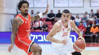 ים מדר עם הכדור באדיבות מנהלת ליגת סל / דני מירון