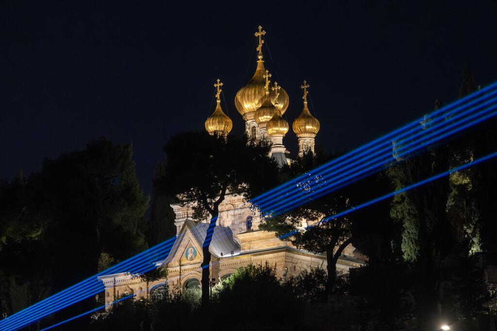 The Church of Mary Magdalene is also illuminated by laser beams from the “High Light JLM” audiovisual show
(Photo: Dor Pazuelo) כנסיית מריה מגדלנה