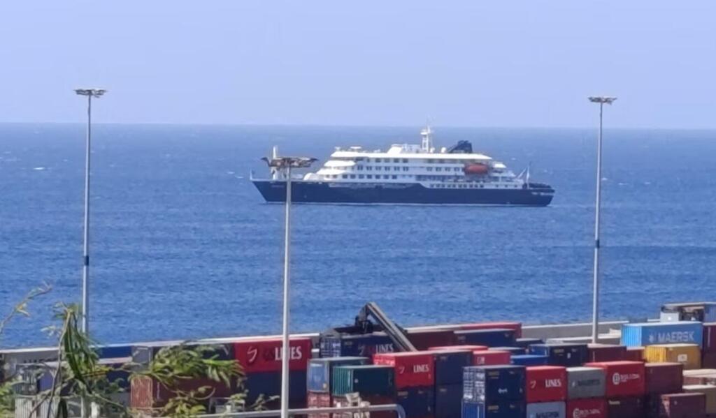 Cruise ship MV Hondius docks off Cape Verde port 