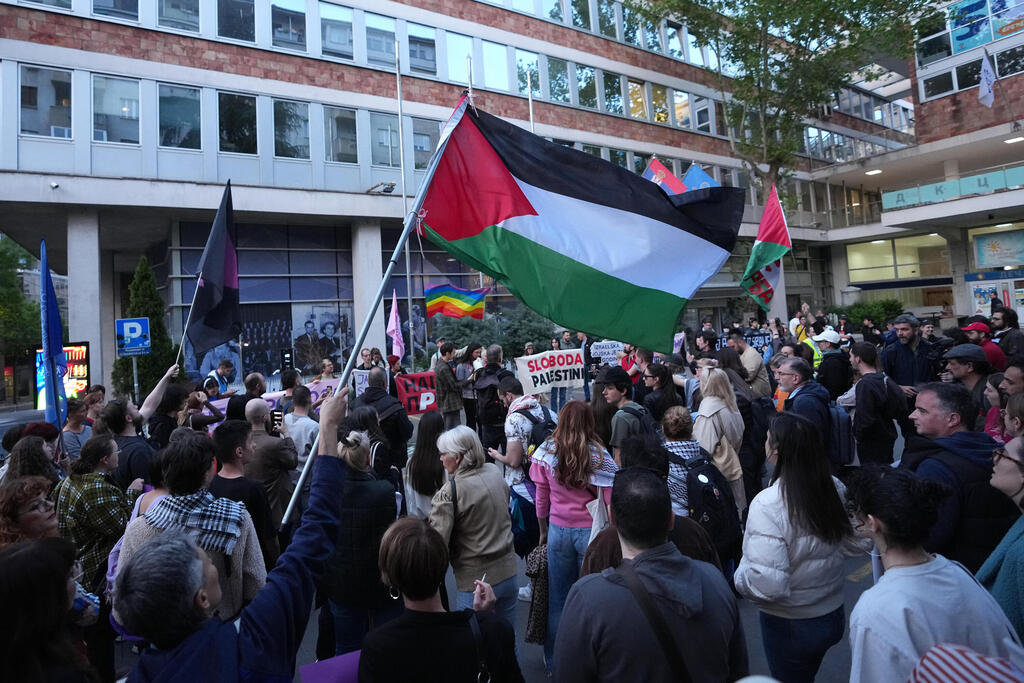 A pro-Palestinian demonstration in Vienna (Photo: AP Photo/Darko Vojinovic) הפגנה פרו פלסטינית בווינה