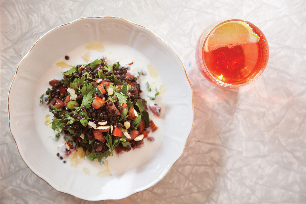 Black lentil salad with almonds and herbs (Photo: Daniel Lila) סלט עדשים שחורות עם שקדים ועשבי תיבול