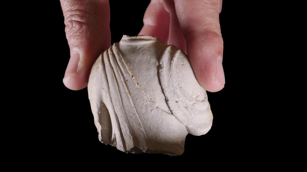 Reverse side of the ancient statuette (Photo: Emil Aladjem, Israel Antiquities Authority) שבר הפסלון מצידו האחורי