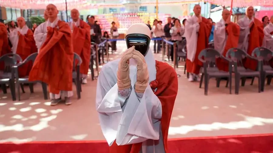 Photo: Reuters הרובוט "גאבי" שהפך לנזיר בודהיסטי