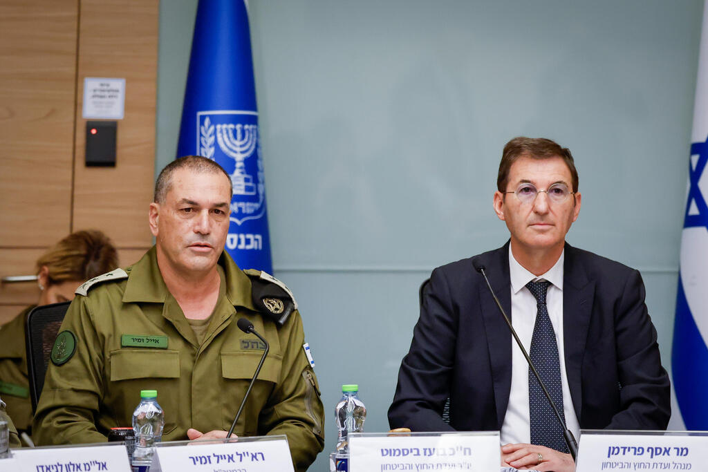 IDF Chief of Staff Lt. Gen. Eyal Zamir (left) during a Knesset Foreign Affairs and Defense Committee hearing (Photo: Knesset) ועדת החוץ והביטחון