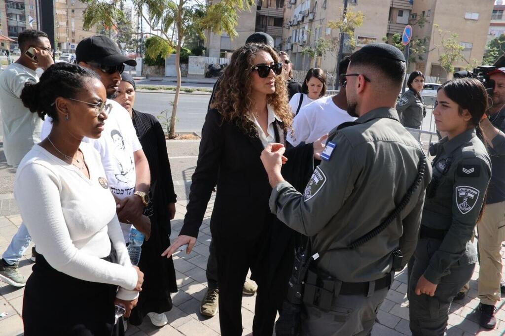 משפחתו של ימנו זלקה ז"ל מחוץ לבית המשפט המחוזי בלוד