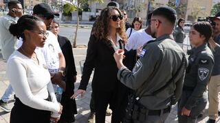 משפחתו של ימנו זלקה ז"ל מחוץ לבית המשפט המחוזי בלוד