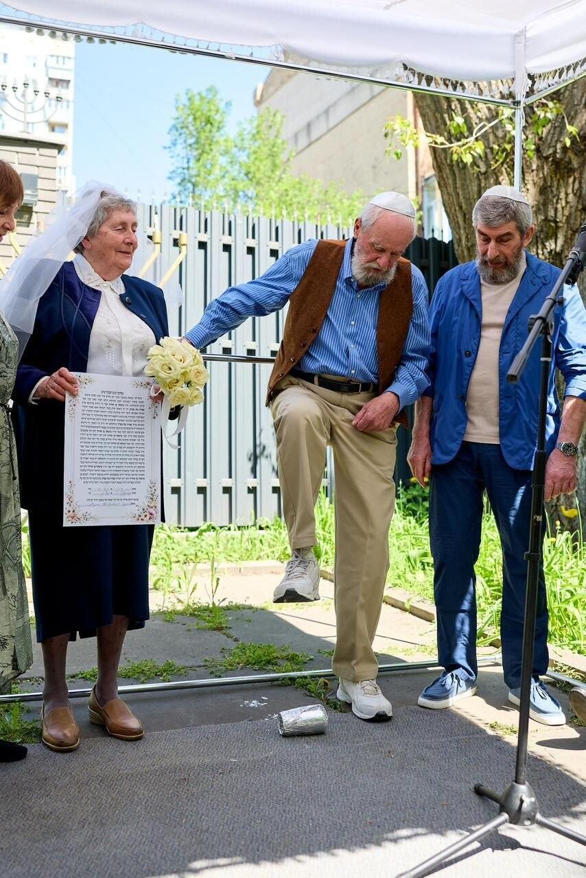 Photo: JCC Kyiv שוברים את הכוס בחתונה