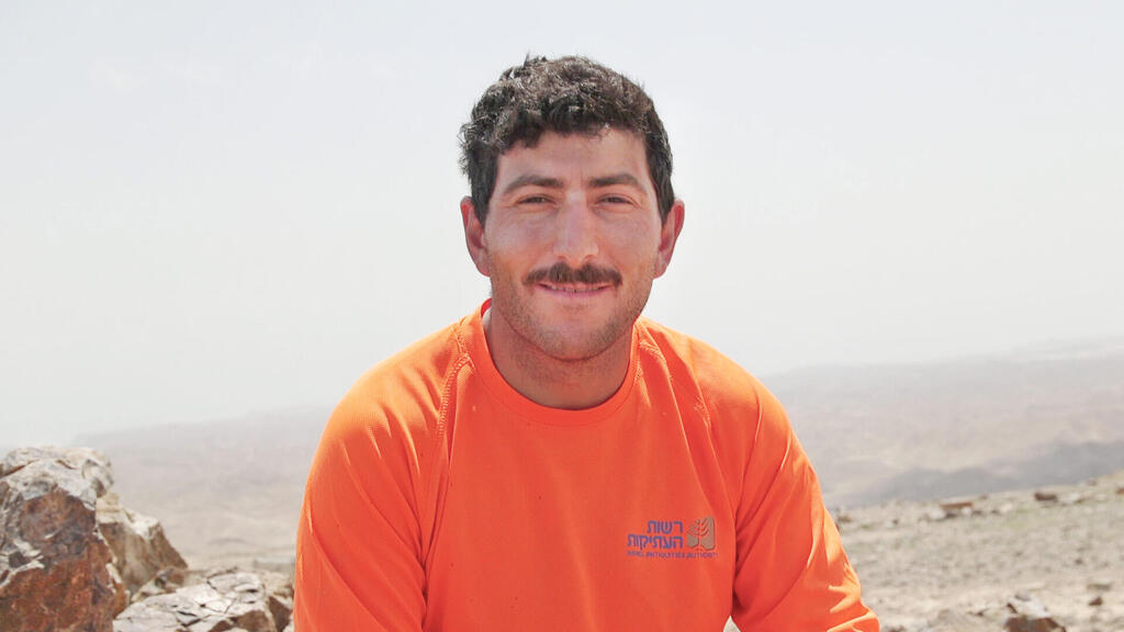 Akiva Goldenhersh, a supervisor at the Israel Antiquities Authority's Antiquities Theft Prevention Unit ( Emil Aladjem, Israel Antiquities Authority) עקיבא גולדנהירש