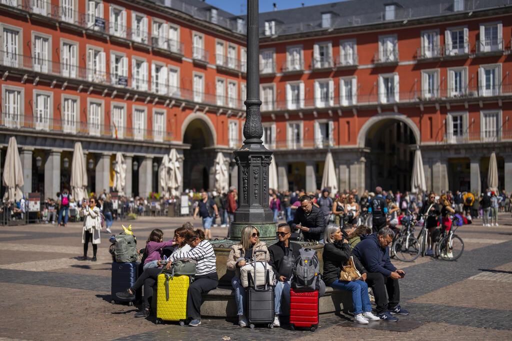 Tourists in Madrid’s Plaza Mayor (Photo: AP Photo/Bernat Armangue, File) כיכר פלאסה מאיור, מדריד