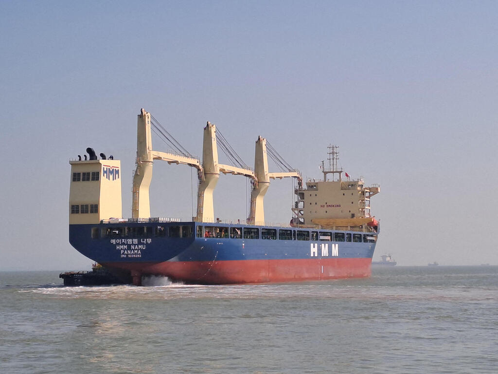 Iran said it had turned a U.S. warship away from Hormuz, while U.S Central Command denied Iranian claims that the ship had been hit (Photo: HMM/Handout via REUTERS) ספינה דרום קוריאנית שנפגעה מאיראן
