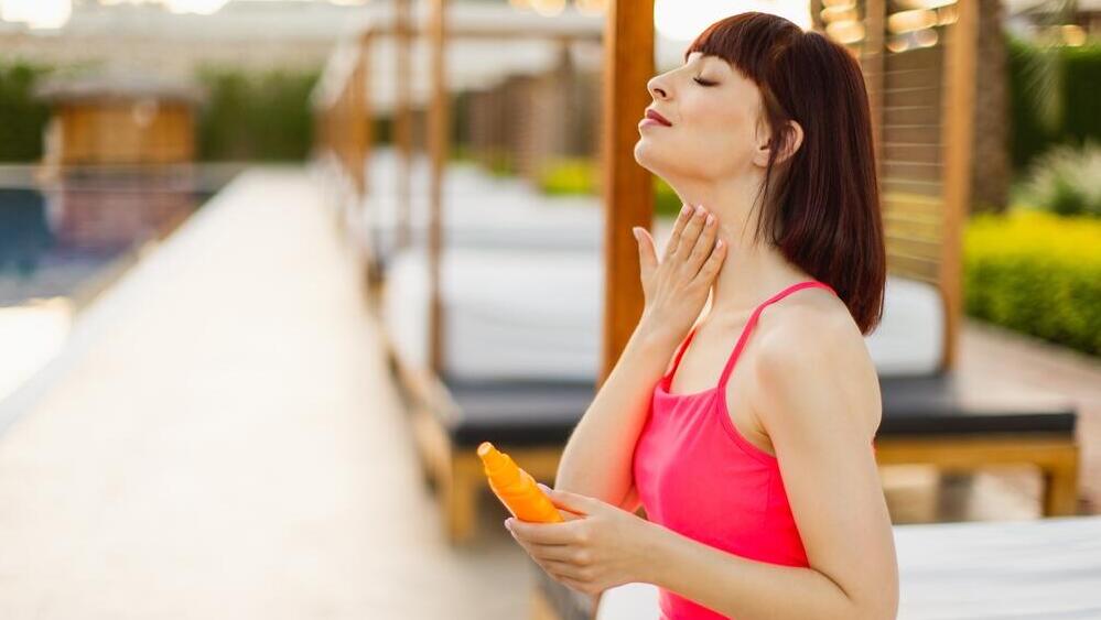 Skin care routine; neck sunscreen (Photo: Shutterstock) קרם הגנה לצוואר