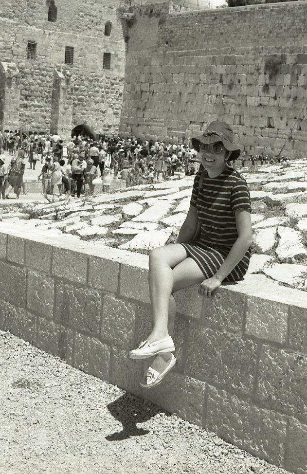 אישה ברחבת הכותל המערבי בירושלים, 1968