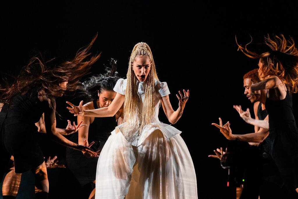 A combination of futuristic cabaret and a Gothic bride: France’s representative during Eurovision rehearsals (Photo: Corinne Cumming/EBU) נציגת צרפת מונרו בחזרות לאירוויזיון, 2026