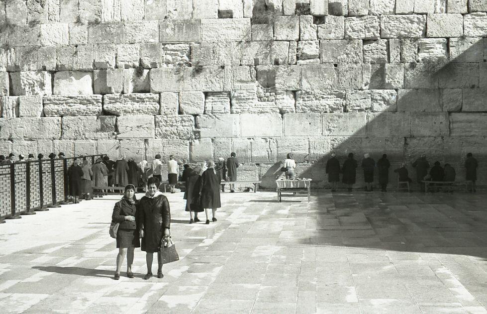 עזרת הנשים בכותל ב-1968, לאחר הצבת המחיצה