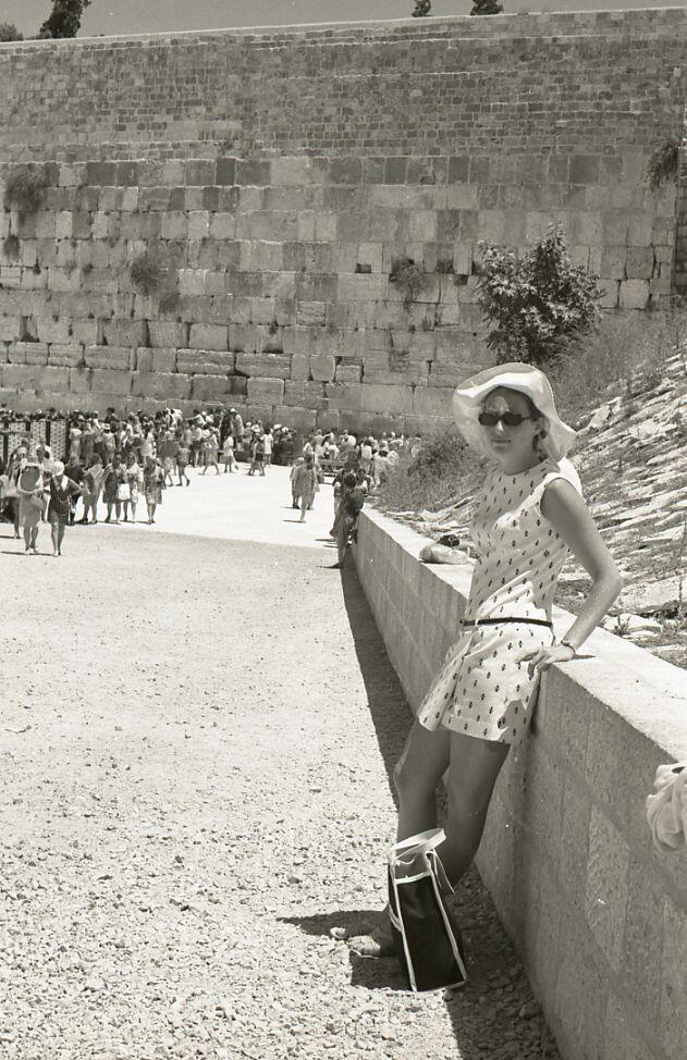 אישה ברחבת הכותל המערבי בירושלים, 1968