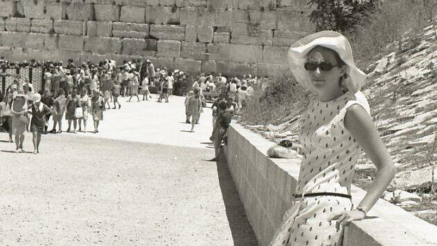 אישה ברחבת הכותל המערבי בירושלים, 1968