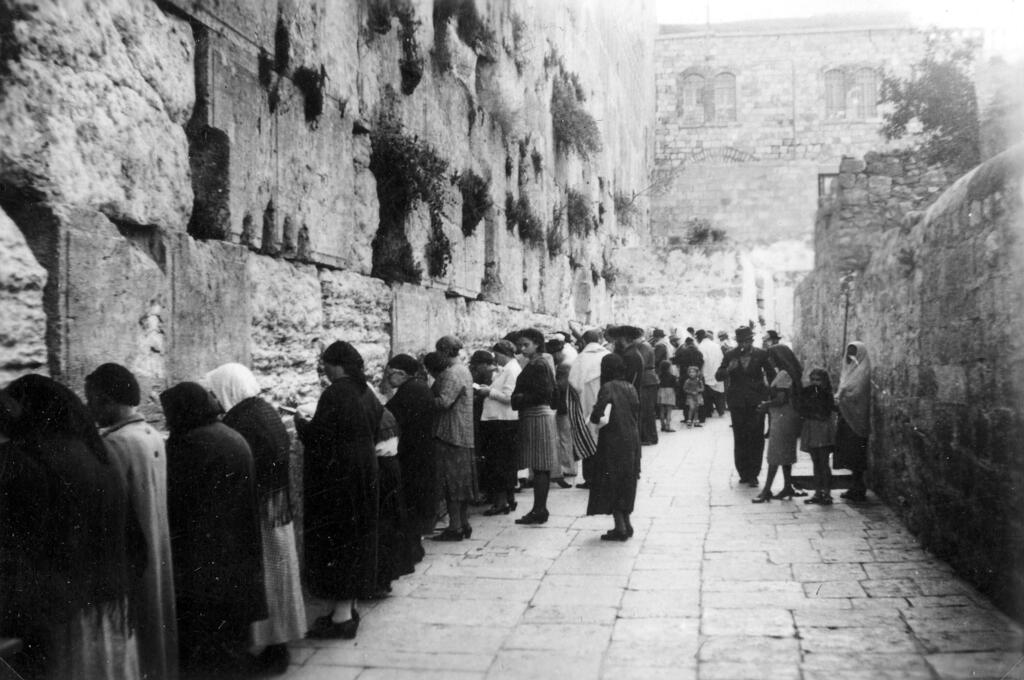 הכותל המערבי ב-1946, כשלא הייתה הפרדה בין נשים לגברים