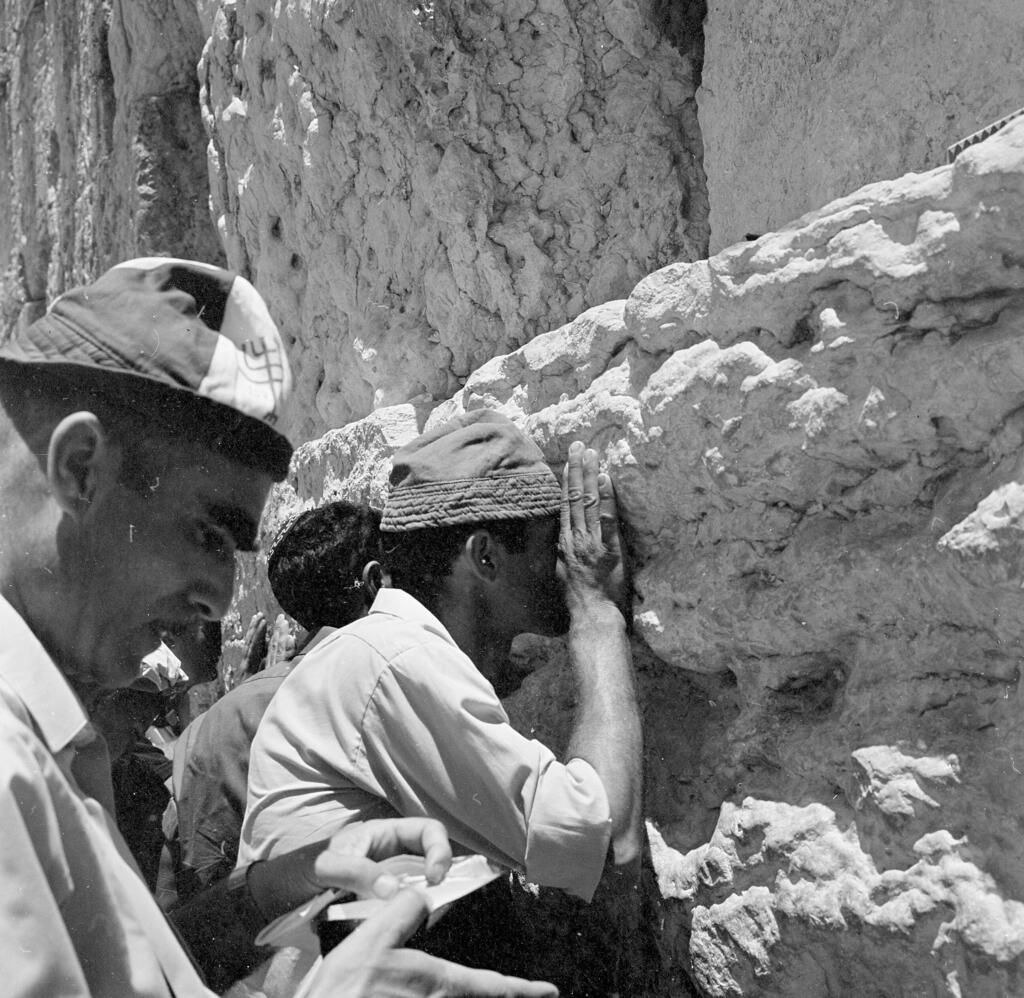 מבקרים בכותל ב-1967, לאחר שחרורו במלחמת ששת הימים