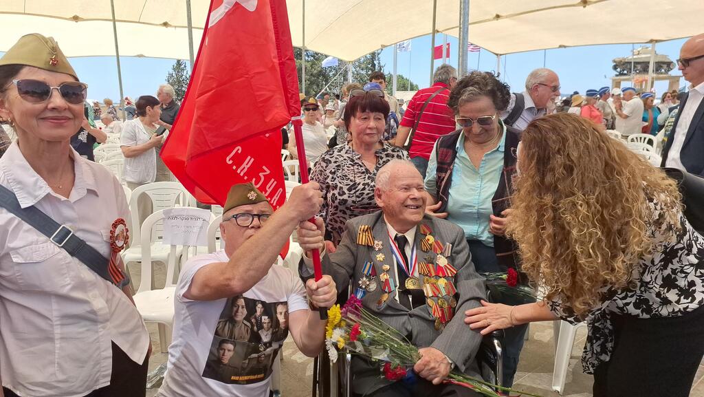 В Латруне чествуют 102-летнего ветерана Виталия Полунова - почетного председателя Союза ветеранов в Беэр-Шеве (Фото: Анастасия Тадсон) На праздновании 9 мая в Латруне