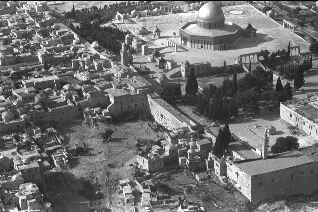 הר הבית והכותל המערבי לאחר הריסת שכונת המוגרבים, זמן קצר לאחר מלחמת ששת הימים