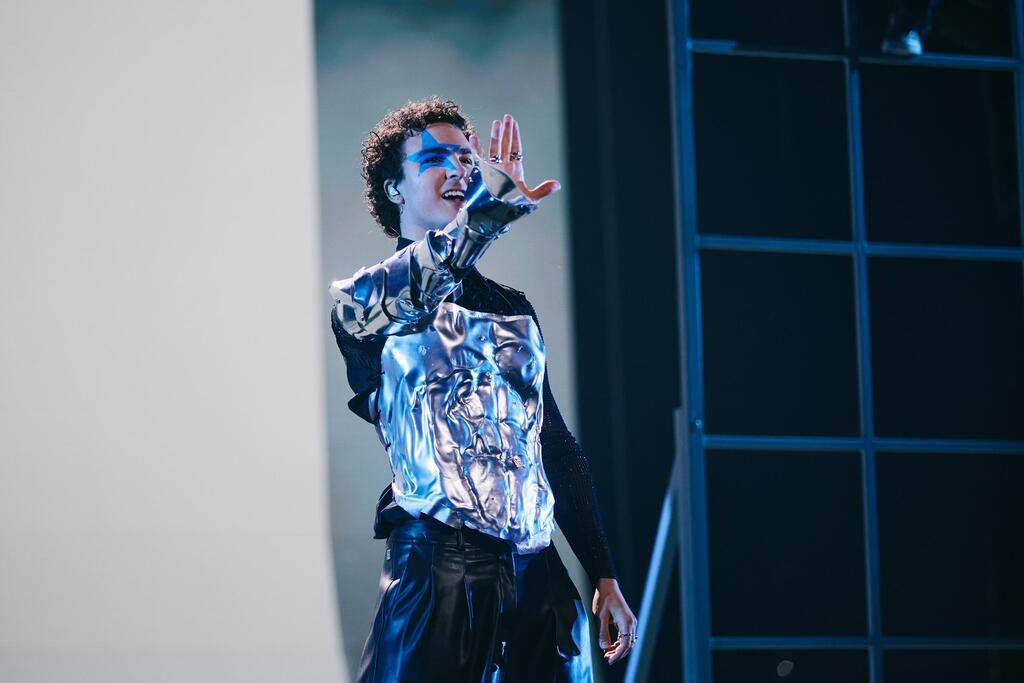 A silver, futuristic torso corset: Austria’s representative Cosmo during Eurovision rehearsals (Photo: Alma Bengtsson/EBU) נציג אוסטריה קוסמו בחזרות לאירוויזיון, 2026