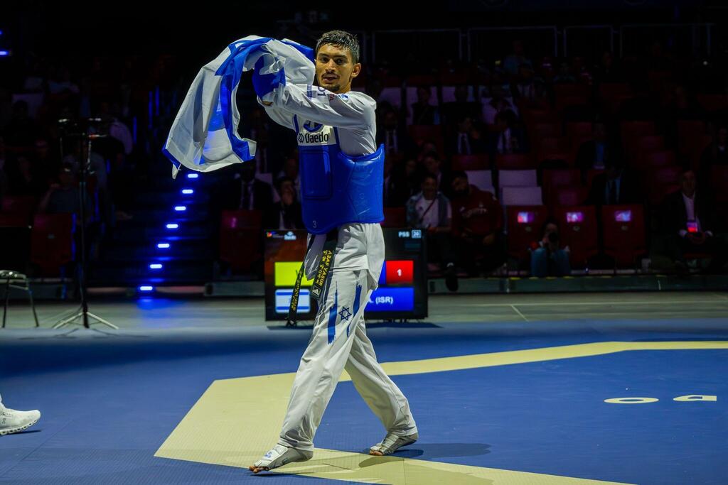 Yasur wins and runs to embrace the flag (Photo: Israel Taekwondo Federation) אסף יסעור אליפות אירופה מינכן