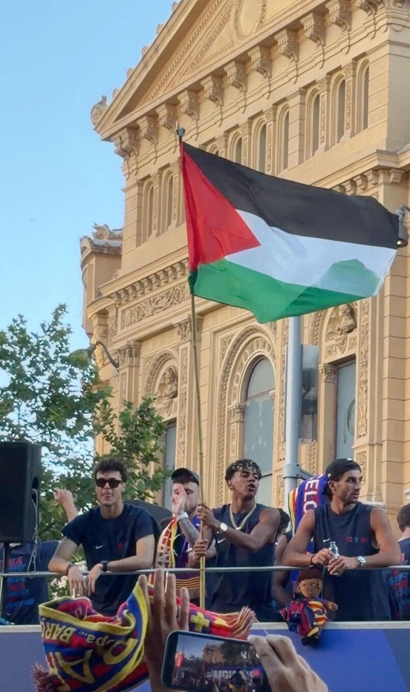 Yamal waves a Palestinian flag during Barcelona’s title parade on Monday (Photo: @hsmramy via Instagram /via REUTERS) ימאל