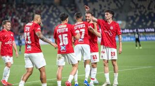 שחקני הפועל תל אביב חוגגים