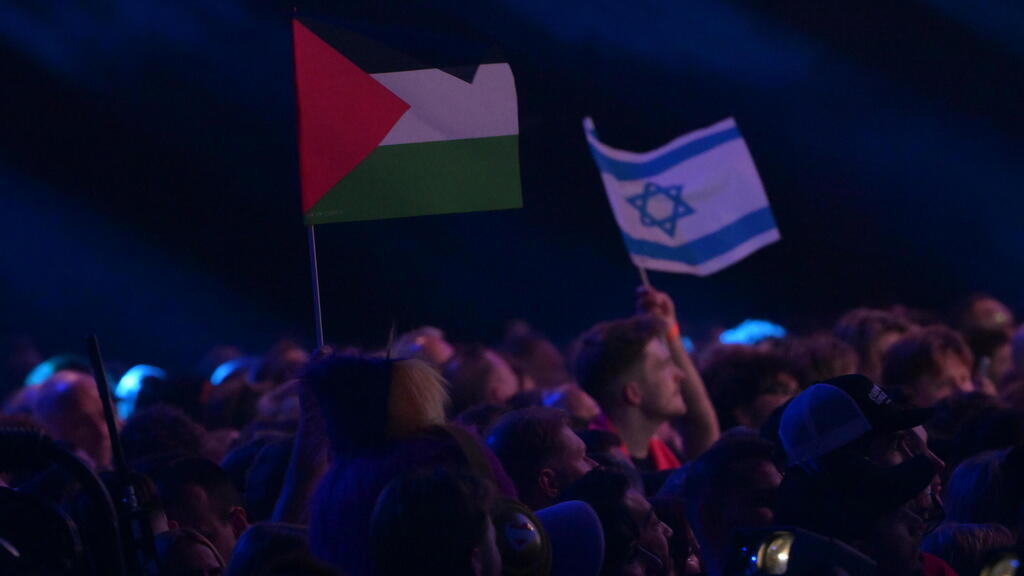 Israeli and Palestinian flags wave during Noam Bettan's performance (Photo: Yuval Chen ) שגלי ישראל ופלסטין בחצי הגמר