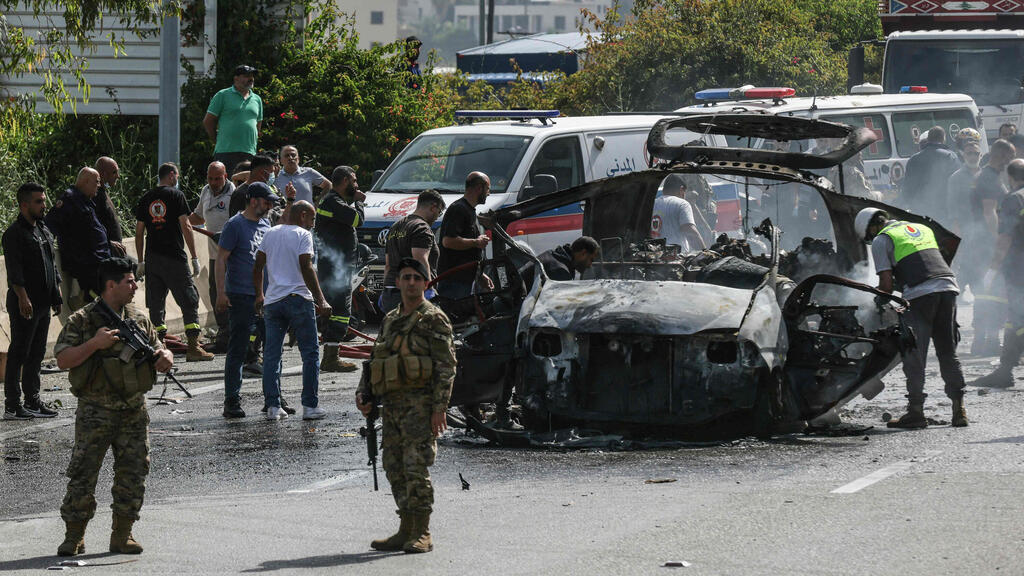 Photo: MAHMOUD ZAYYAT / AFP רכב שהותקף בכפר ג'יה דרומית לביירות