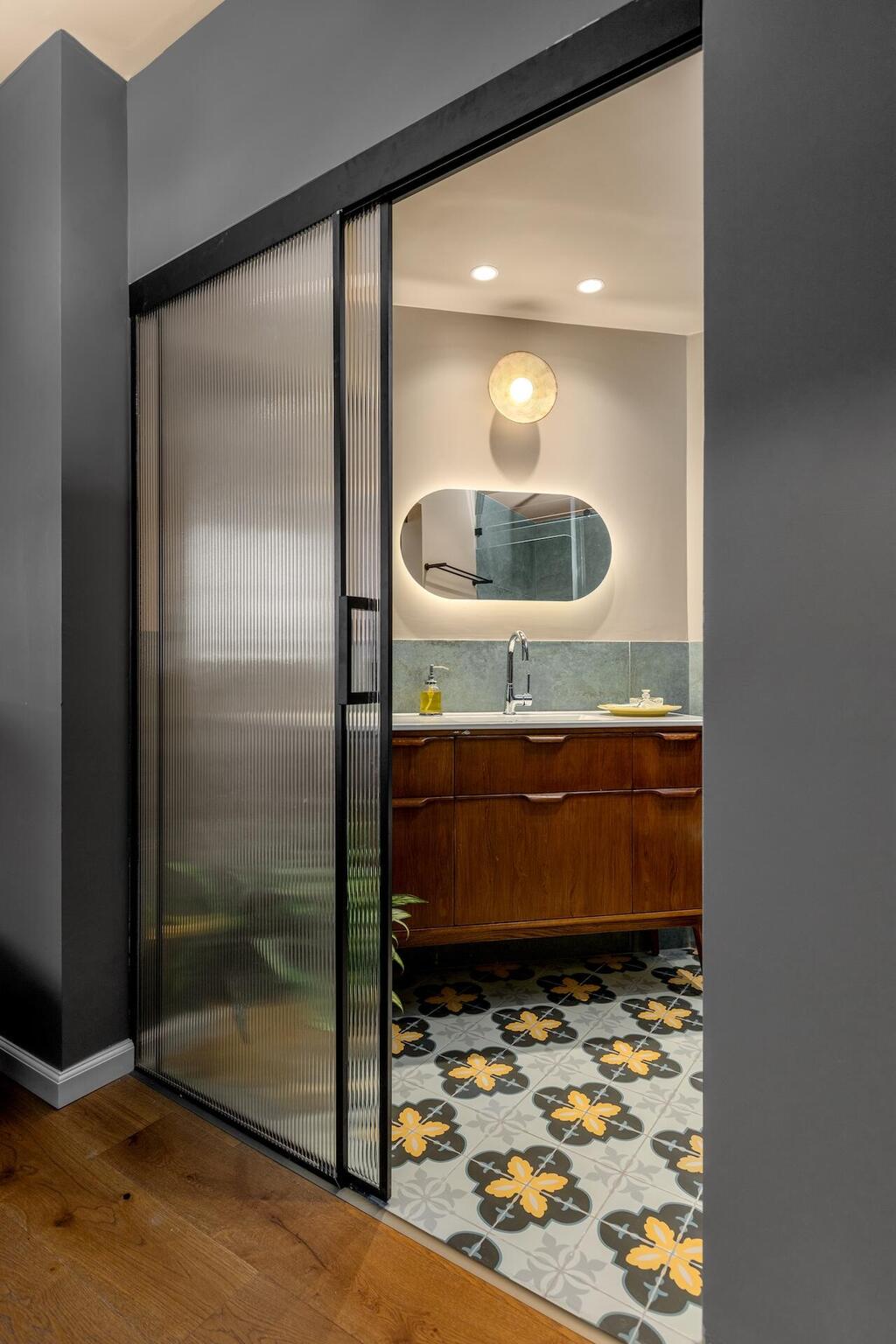 Sliding glass doors make the bathroom more accessible and more spacious-looking (Photo: Shiran Carmel) דירה צבעונית בתל אביב, עיצוב: מאיה בירגר