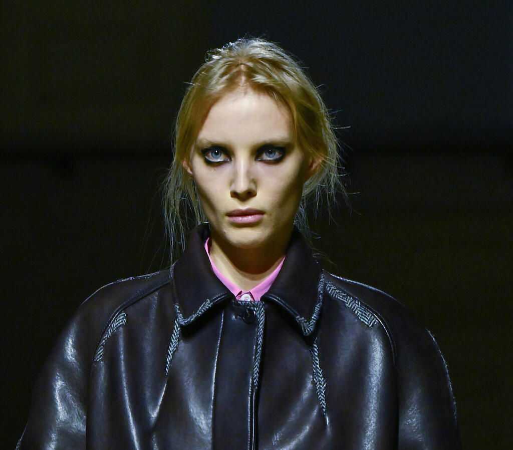 Model at the Prada show (Photo: Gettyimages IL/Marco M. Mantovani) דוגמנית בתצוגה של פראדה