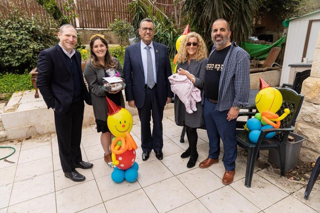 Co-Founder & Executive Director of Nefesh B’Nefesh, Rabbi Yehoshua Fass and Mayor of Jerusalem, Moshe Lion delivering mishloach manot to new olim in Jerusalem (Photo: Netanel Cohen) Co-Founder & Executive Director of Nefesh B’Nefesh, Rabbi Yehoshua Fass and Mayor of Jerusalem, Moshe Lion delivering mishloach manot to new Olim in Jerusalem