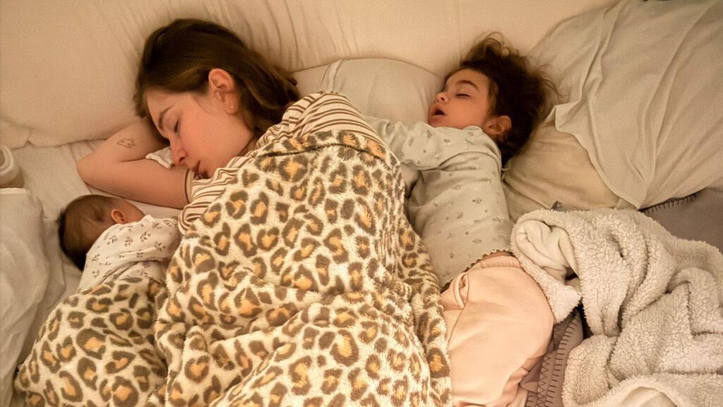 Maya Akkerman Omri and her daughters. 'Knowing I am available to them even at night is important to me' (Photo: Family album) מאיה אקרמן