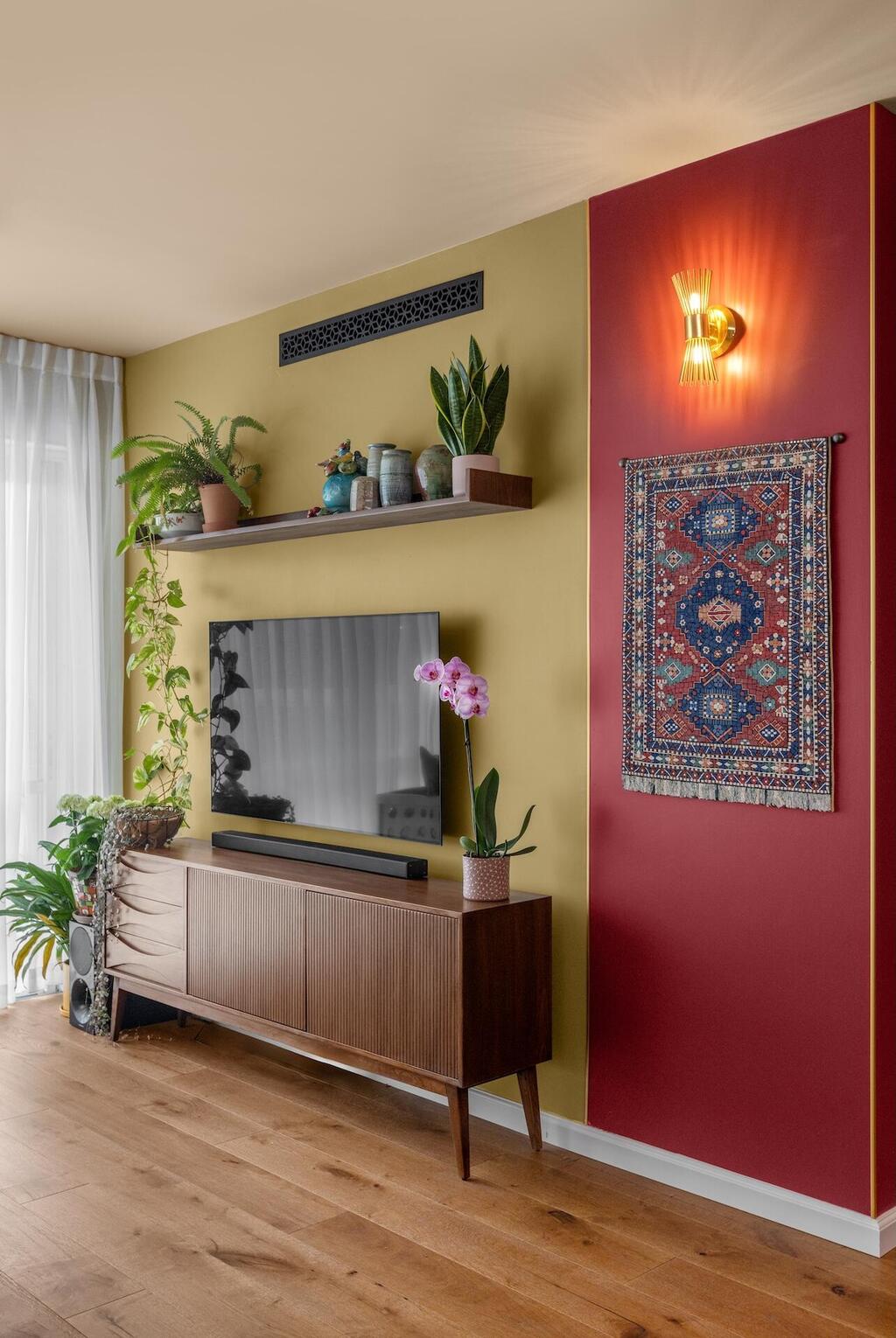 There is no white wall, sometimes there are even contrasting shades next to each other (Photo: Shiran Carmel) דירה צבעונית בתל אביב, עיצוב: מאיה בירגר