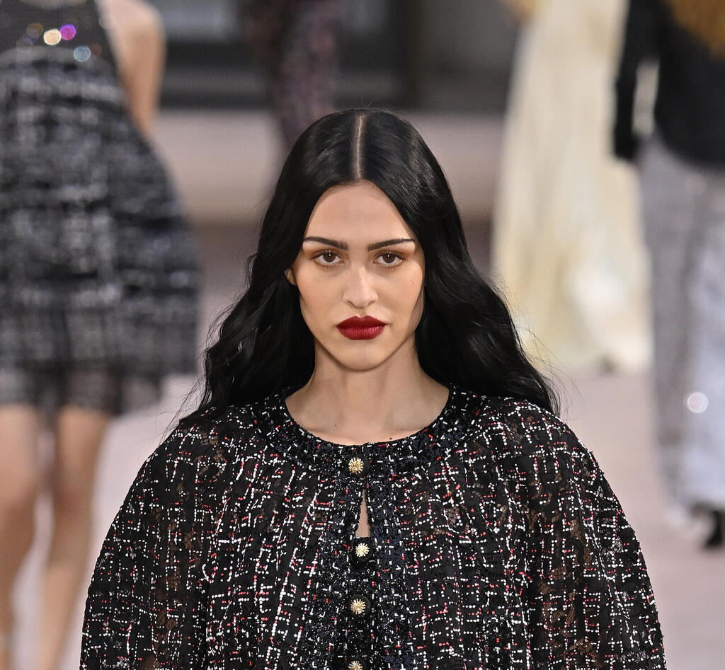 Amelia Gray at the Chanel show (Photo: Gettyimages IL/Kristy Sparow) אמילה גריי בתצוגה של שאנל