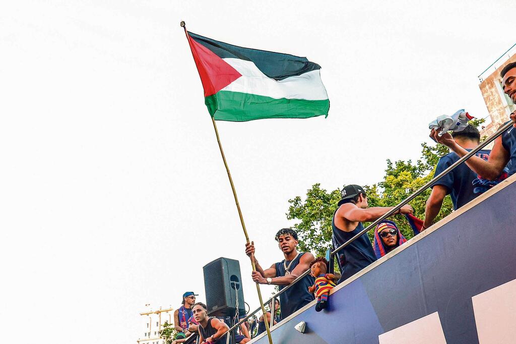 Lamine Yamal waves the Palestinian flag (Photo: AP) לאמין ימאל מניף את דגל פלסטין