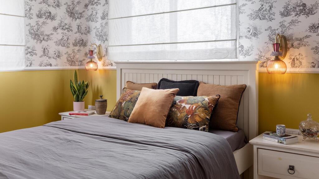The bedroom is calming and is used for yoga practice (Photo: Shiran Carmel) דירה צבעונית בתל אביב, עיצוב: מאיה בירגר