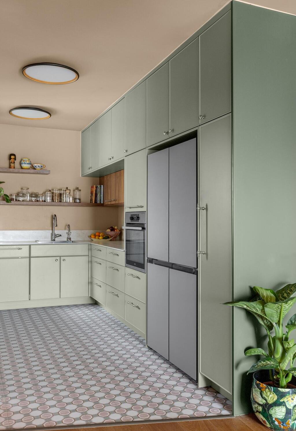 The kitchen's soft mint shade balances the bright tones in the home (Photo: Shiran Carmel) דירה צבעונית בתל אביב, עיצוב: מאיה בירגר