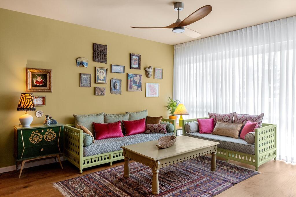 The living room. The sofa was moved from thr moshav and reupholstered (Photo: Shiran Carmel) דירה צבעונית בתל אביב, עיצוב: מאיה בירגר