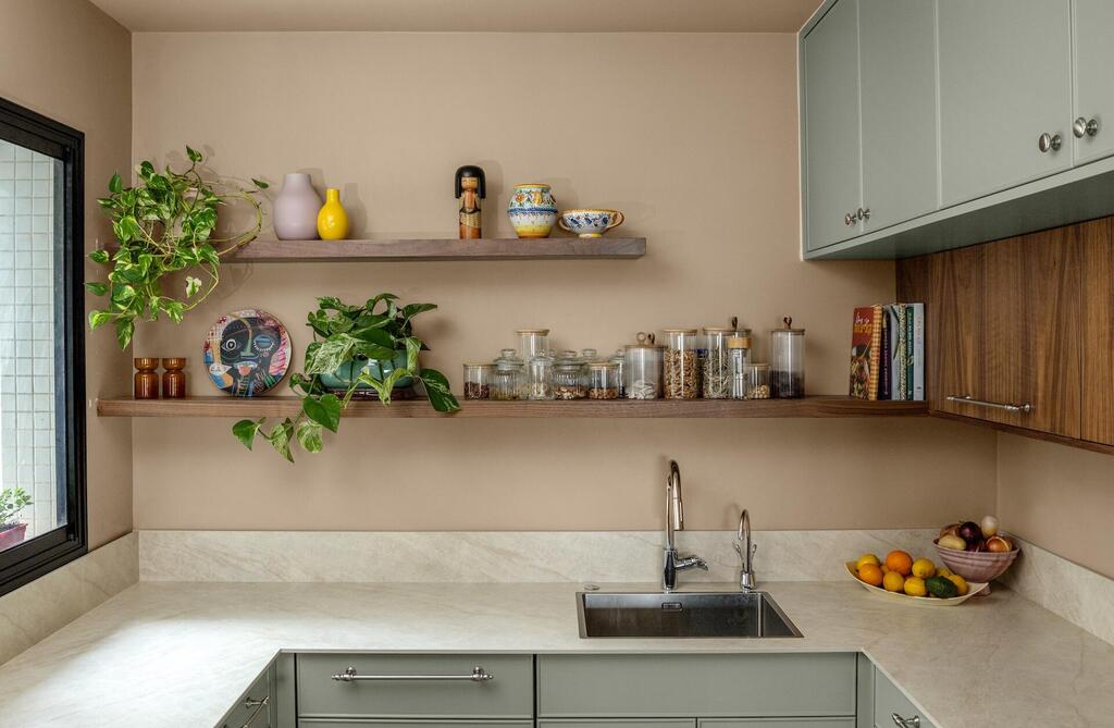 The kitchen is functional with many work surfaces (Photo: Shiran Carmel) דירה צבעונית בתל אביב, עיצוב: מאיה בירגר