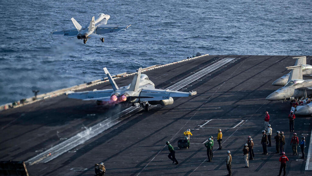מטוס F/A-18E סופר הורנט על  נושאת המטוסים אברהם לינקולן