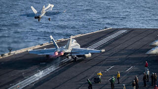 מטוס F/A-18E סופר הורנט על  נושאת המטוסים אברהם לינקולן