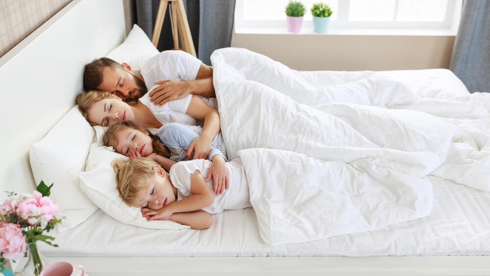 Co-sleeping: Recommended or not? (Photo: Shutterstock) לינה משותפת